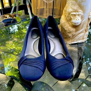 Abella navy blue padded pump sz 9.5